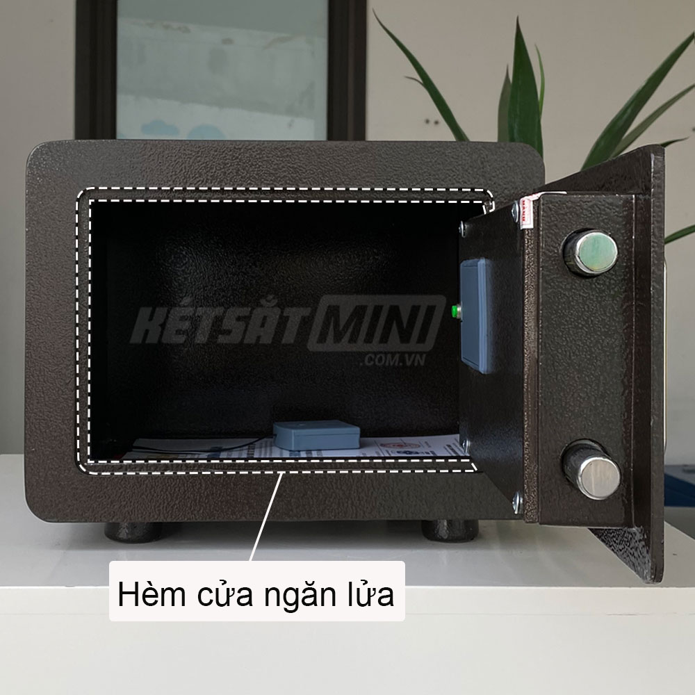 Hèm cửa của két sắt điện tử DT25 màu nâu.