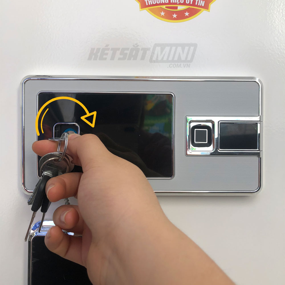 Vặn chìa khoá chính. Vặn chìa khoá chính.