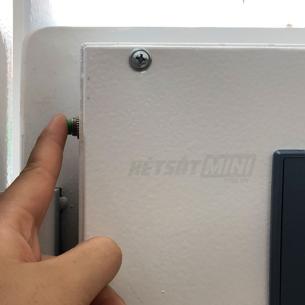 Ấn nút cài đặt bên trong két. Ấn nút cài đặt bên trong két.