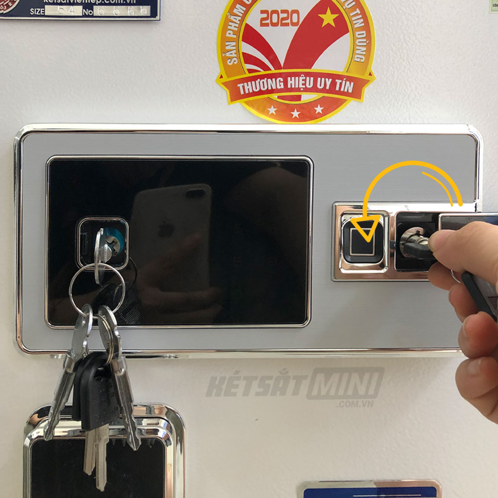Cắm và vặn chìa khoá dự phòng. Cắm và vặn chìa khoá dự phòng.