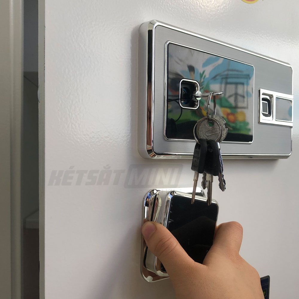 Vặn tay nắm két. Vặn tay nắm két.
